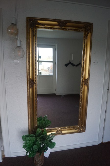 Spiegel 97x177 cm + Bild 114x45 + 2 Herzen in der Eingangshalle.