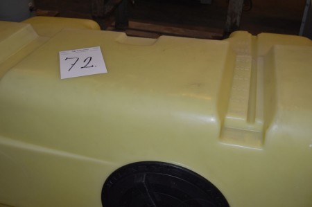 Ny tank i plast bleg gul 1000liter med hul for pumpe 