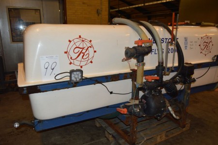 Front tank 2000 liters for fertilizer or as extra spray tank, with own pump station for front pto hole in tank can be repaired.