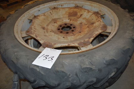 Sprøjte hjul 2stk 12,4 r46 1defekt dæk løs fælgplade deledia 203mm 8huls center 140mm