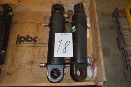 2stk cylindere 125/70 x 300  preskraft 12tons ved 100bar , stand brugt fra vindmølle