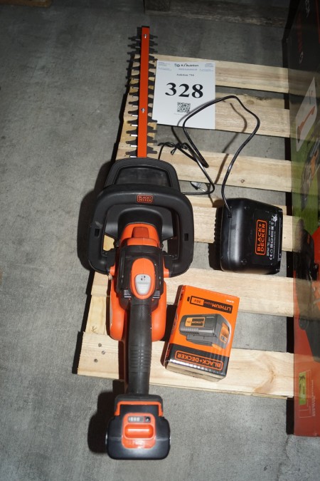 BLACK + DECKER hedge trimmer, model gtc36552pc with battery and charger