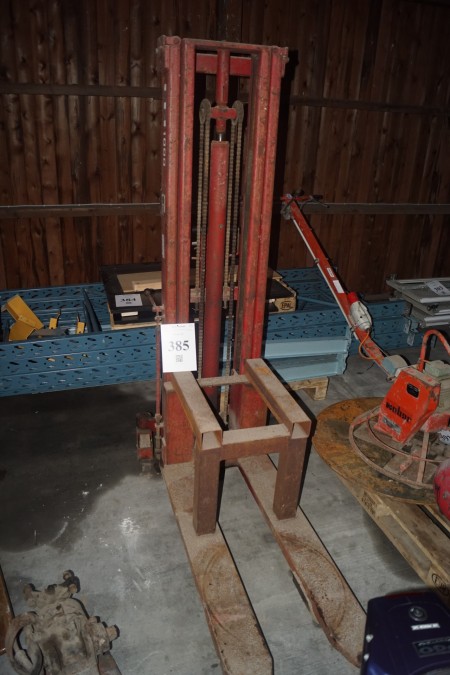 Pallet stacker nh1000 with on welded stand, missing oil