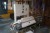 Krammer & Grebe Vacuumpakkermaskine med kassettebånd for prefabrikkeret vacuumposer med røget laks eller bacon, pølser eller ostestykker. Kan både vacuummere og tilsætte CO2 eller Nitrogen automatisk under pakkeprocessen før maskinen svejselukker 5 po