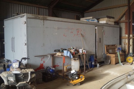 Refrigerated container 8 M in length. Stands inaccessible and difficult to move