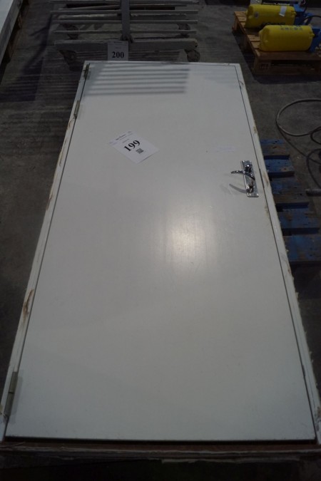 1 front door in white, with handle and lock. 211cm x 95cm.