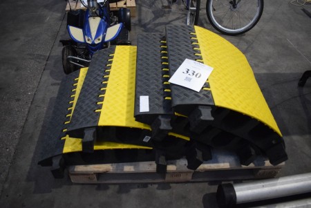 Cable duct / road bump Rubber / plastic Cable protector Heavy Duty Black / Yellow Can be assembled as pieces wide approx. 275cm.