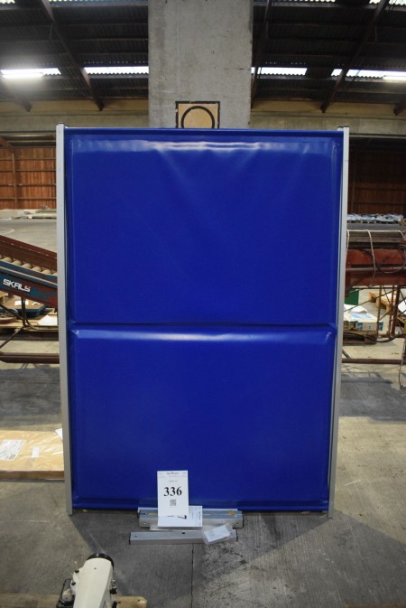 Støjskærme blå. B. 134 cm H 194cm. 3 fag. Skærmen dæmper og absorberer uønsket støj. Skærmen kan anvendes ved støjende maskiner eller som skillevæg i kontor miljø. 