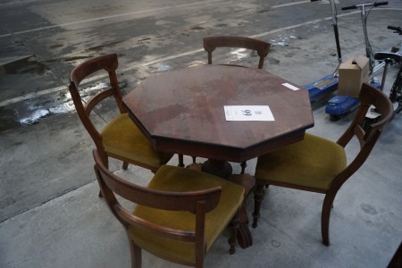 1 sekskantet bord, med 4 tilsvarende stole. 
