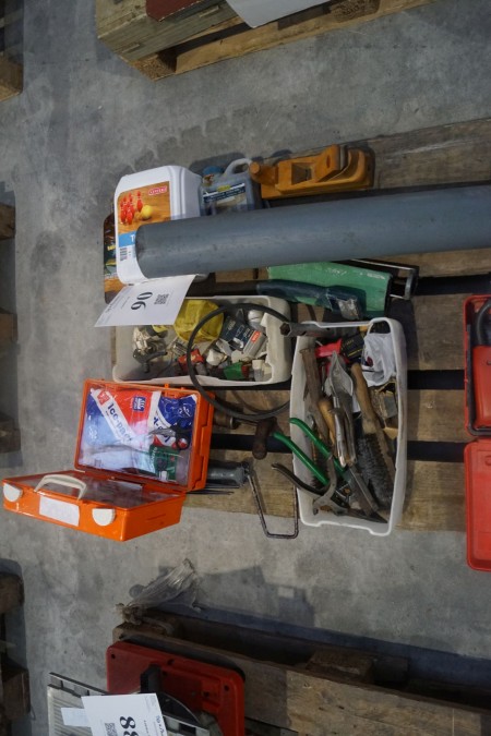 Diverse værktøj, førstehjælpskasse, pærer mv. Fra Dødsbo efter Hummel Gulvafslibning