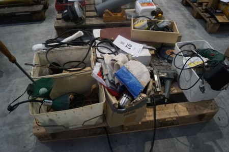 Verschiedene Werkzeuge, Schleifsteine, Nagelpistole usw. Aus dem Nachlass von Hummel Flooring