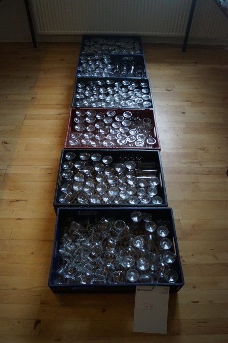 6 Kisten Glas. Schulstad-Boxen sind nicht im Lieferumfang enthalten