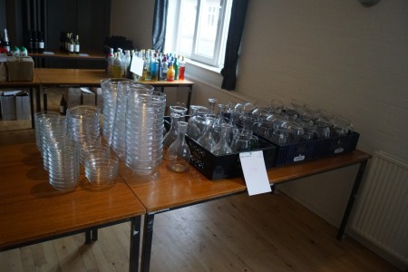 Parti anslået 100 stk glasskåle i forskellige størrelser og vandkander 24 stk. Schulstad kasser medfølger ikke 