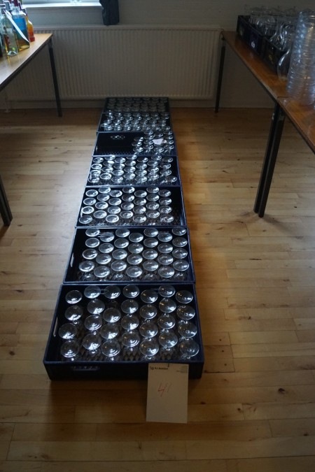 7 Kisten Glas. Geschätzte 197 Stück Schulstad-Boxen sind nicht im Lieferumfang enthalten
