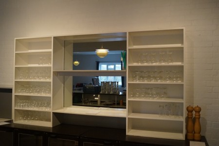 Reol med indhold af diverse glas anslået 105 stk. 230x120x30 cm