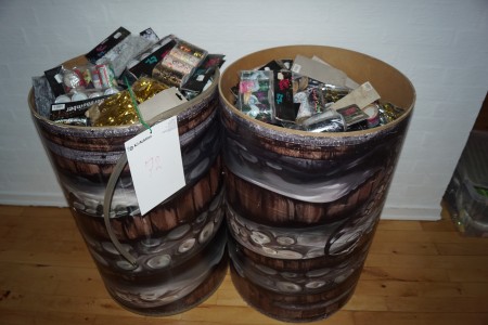 1 barrel with table bombs and ornaments. 80x50 Ø Cm