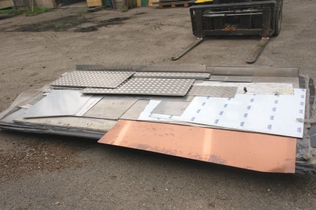 Pallet with 1500 x 3000 mm aluminum sheet + stainless steel panel + various floor plate (cuts) + copper plate.