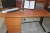 Skrivebord med hjørnesektion + 2 stk skuffesektioner + 3 reoler + kontorstol + lampe. Skærm, tastatur og mus medfølger ikke.