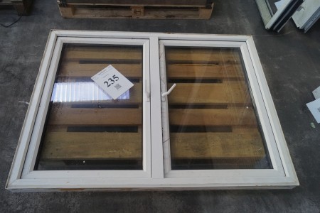Plastic window with handle, 132x99cm.