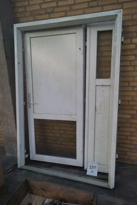 Plastic door with handle and comb, 143x213cm.