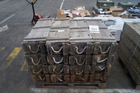 16 wooden ammo boxes, 85x32cm.