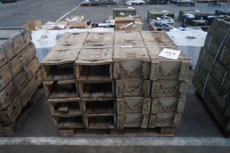 16 American wooden ammunition boxes with American stamp, 90x30cm.