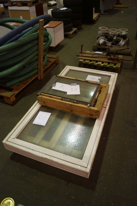 Skylight, Velux, approx. 77.5 x 55 cm. + Used wooden window, rough glass, turntable. Frame dimensions, width x height x frame width: approx. 177.5 x 89.7 x 12 cm