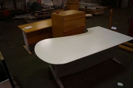 2 stk. skriveborde. 160*80*73 cm +  200*110 cm, + Arkivskab. 100*80*53 cm.