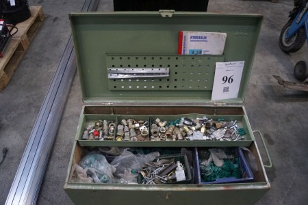 Box mit verschiedenen hydraulischen Armaturen. Siehe Bilder für die Spezifikation.