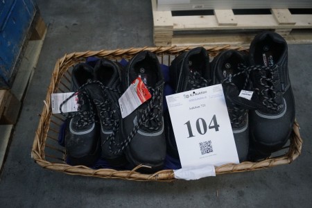 4 pairs of safety shoes, size: 45.