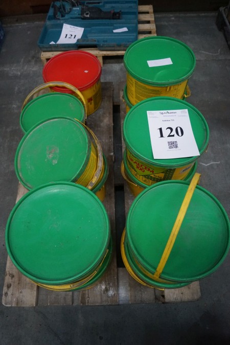 12 buckets with Skalcem 100, unknown number of liters.