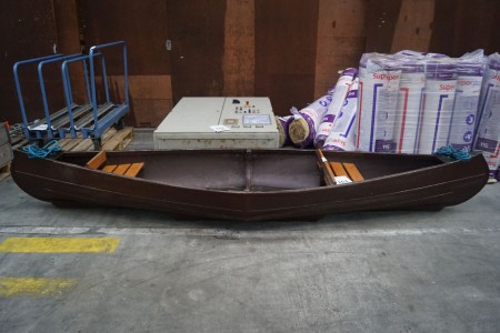 Canoe, about 4.15m long, 1m wide. Extra seat included.