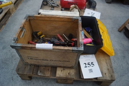 Diverse håndværktøj, klinker og værktøjskasse mm.
