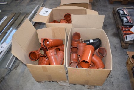 3 kasser med diverse PVC-rør, såsom grenrør, bøjninger mm.