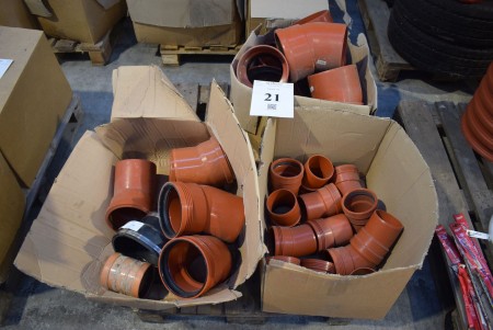 3 kasser med diverse PVC-rør, såsom bøjninger, muffer mm. 110mm og 160mm og 200mm