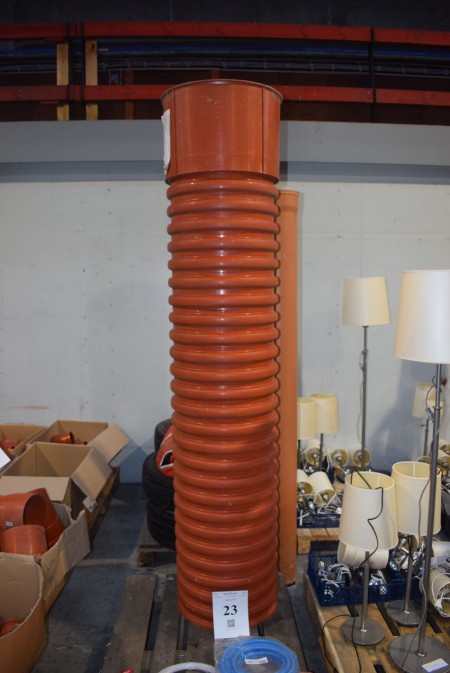 Korrugeret PVC opføringsrør m. muffe. Højde: 224cm, dia: 46cm.