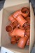 3 kasser med diverse PVC-rør, såsom grenrør, bøjninger mm.