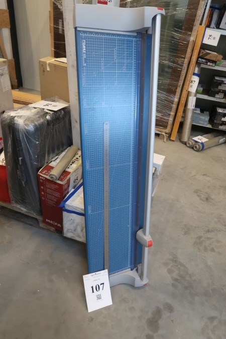 Paper cutter Dahle 448. As well as steel ruler