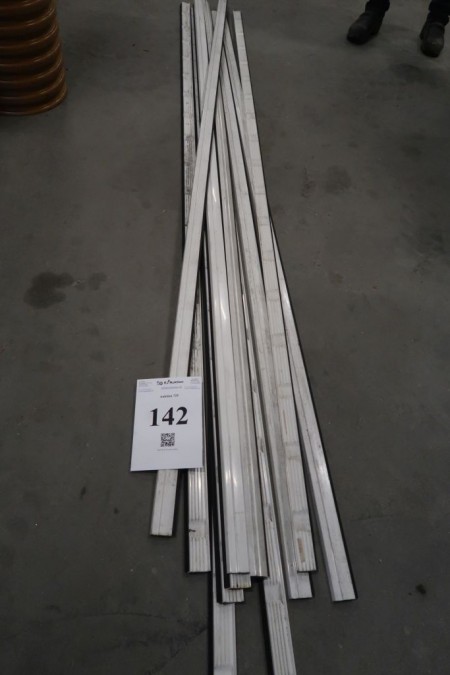 11 stk. plast liste, hvid, ca. 20x40 mm, længde 250 cm