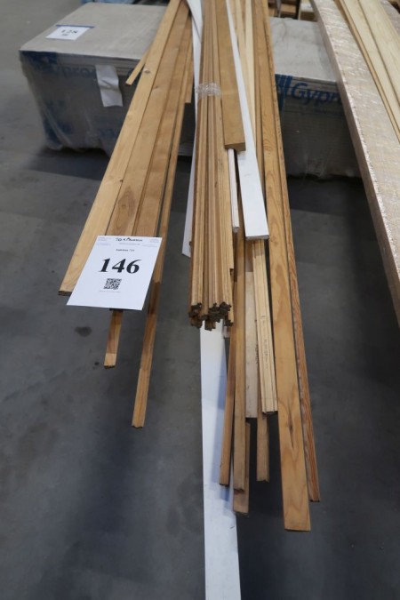 Ca. 40 pcs. mix wood moldings, length approx. 300 cm