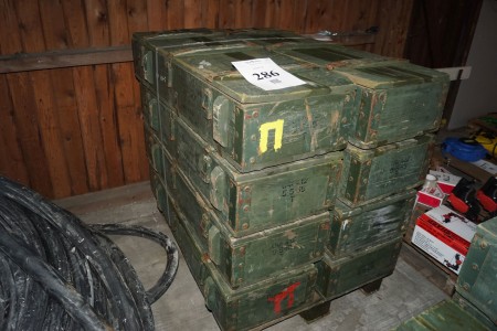 8 wooden ammunition boxes. 120x40x23cm.