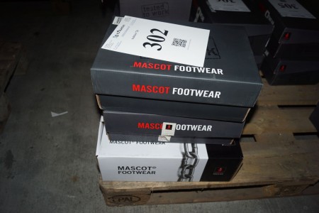3 pairs of mascot safety shoes. Size: 2x40, 1x42.