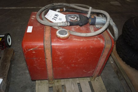 Dieseltank mit Pumpe. Behälterabmessungen: 78x54x62cm.