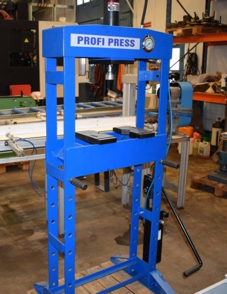  Værkstedspresse Fabrikat: PROFI PRESS , Type: HF2 - 15T  Maskin Nr: 1520120011, Årgang: 2012 / Ny