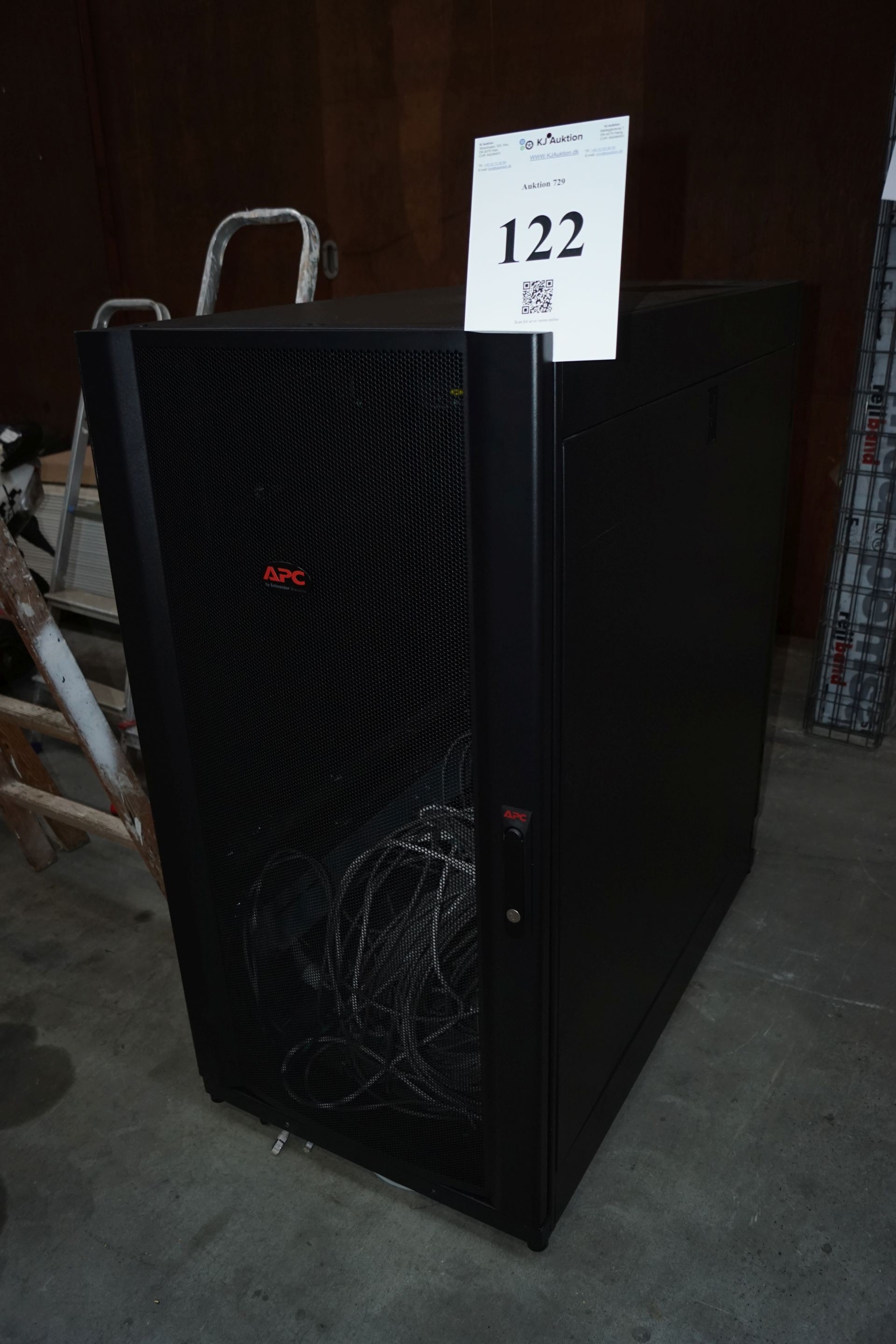 Server rack cabinet brand: apc by cables included. max weight 255 kg. 60x107x120 - KJ Auktion - Machine auctions