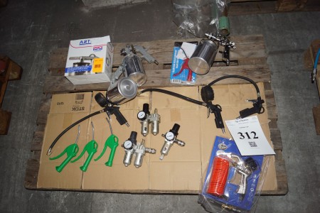 3 pieces. paint sprayers for air + various regulator for compressor. mm