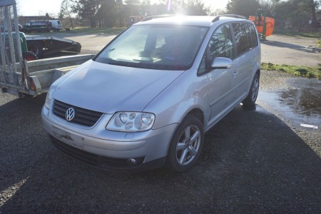 VW Touran, regnr: CH14880, year 2006, 1.6 fsi gasoline, 17 km / l, sight 17.1-19. km: approx. 350,000, 7 persons, problems with 6 gears, bearings need to be replaced + some rust in the panels. Additional equipment: oil burner, driving computer, navi radio