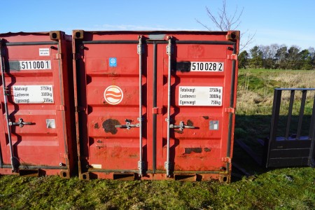 Container, b:225cm h:215cm d:142cm, totalvægt 3750 kg, lastevne 3000kg, egenvægt 75kg. Bemærk hullet i loftet. 
