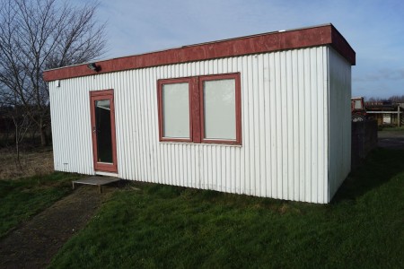 Pavilion 760x320 cm divided into 2 rooms, with built-in power. Note internal moisture damage. Note is at different address.
