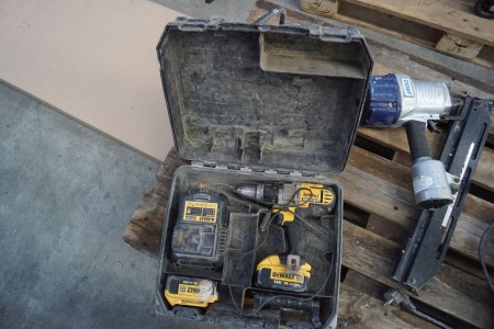 DeWalt screwdriver with charger and extra battery. Works